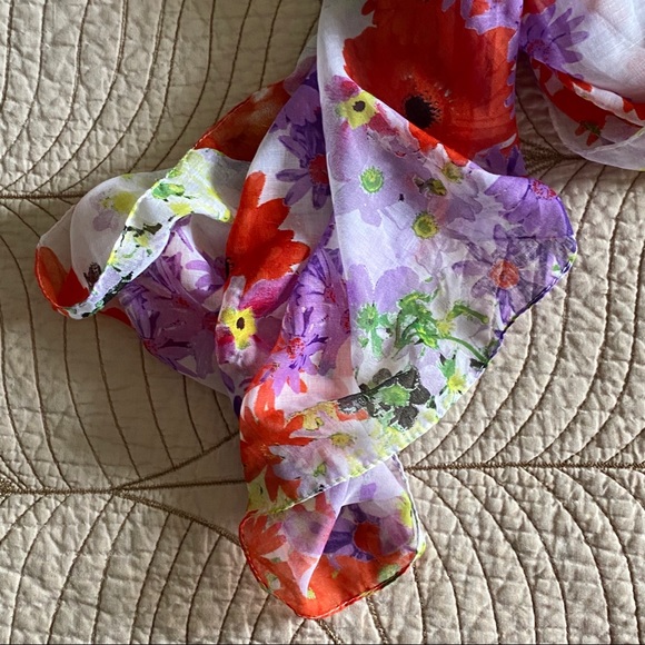 5/$35🍑 Gorgeous Floral Scarf/Wrap - Picture 3 of 5